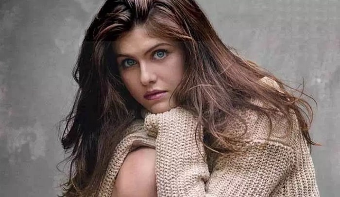 Alexandra Daddario Breast Job – Before and After Pictures